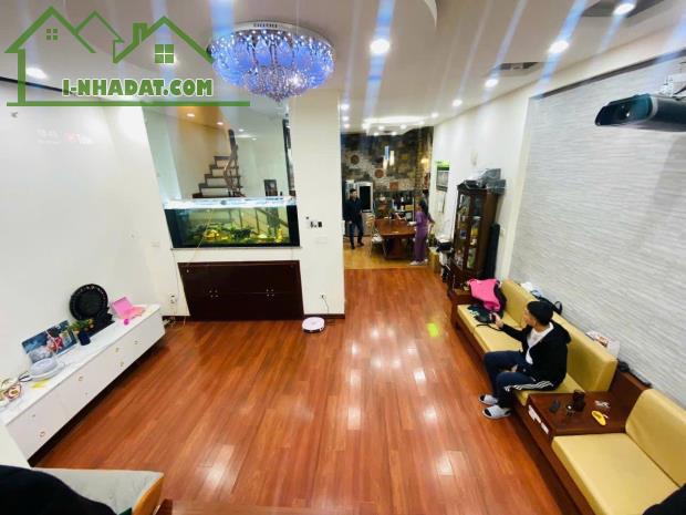 BÁN NHÀ PHÂN LÔ CAO CẤP GẦN PHỐ HOÀNG CẦU, 5 TẦNG MẶT TIỀN RỘNG, ÔTÔ THÔNG, KD VĂN PHÒNG.