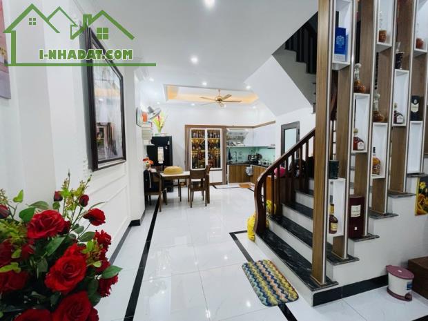 Nhà minh  khai BTL. đẹp 40m. 5tầng . Mt4,3m.  Chỉ hơn 7 tỷ , . 1 chút .chủ tặng ful nội