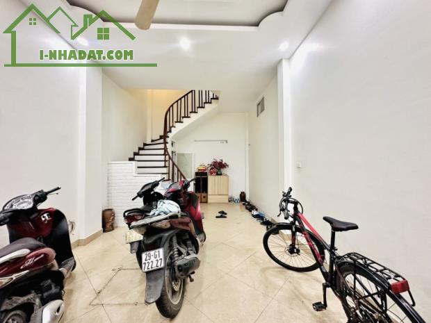 Rung chuyển. Bán nhà Bùi Xương Trạch, Thanh Xuân. 30m2 x 5T. NGÕ THÔNG.GARA . Hơn 5 Tỷ.