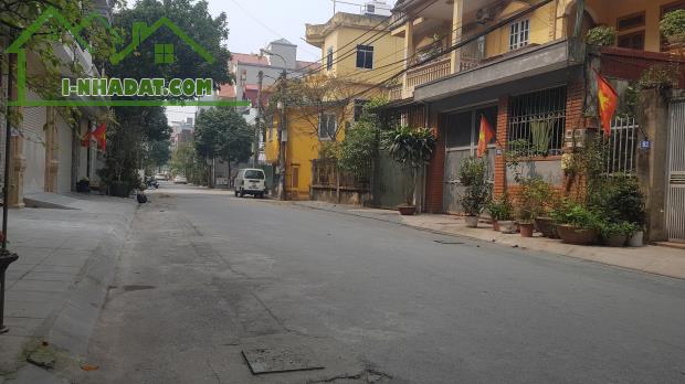 NHÀ ĐẸP THANH AM, LONG BIÊN – 82M² – Ô TÔ TRÁNH – VỈA HÈ RỘNG