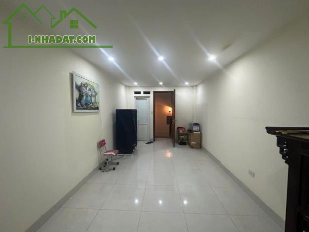 BÁN NHÀ 192 LÊ TRỌNG TẤN .6,25 Tỷ. Ngõ nông thoáng, sạch sẽ.
 • Pháp lý: Sổ đỏ riêng. - 2