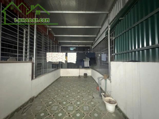BÁN NHÀ 192 LÊ TRỌNG TẤN .6,25 Tỷ. Ngõ nông thoáng, sạch sẽ.
 • Pháp lý: Sổ đỏ riêng. - 3