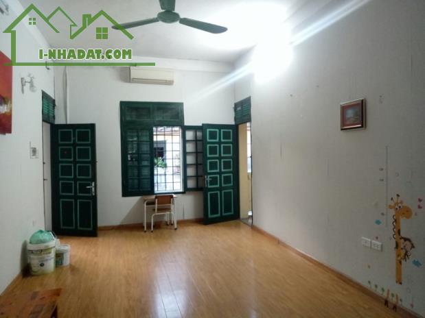 Nhà Giáp Bát, ô tô đỗ dưới chân
