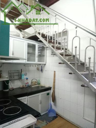 Nhà Giáp Bát, ô tô đỗ dưới chân - 1