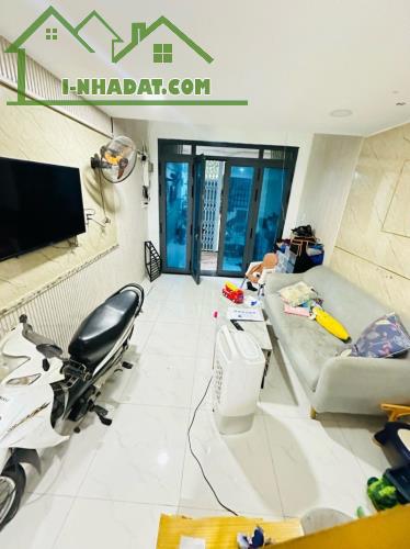 CẠNH HXH BÌNH THẠNH NGAY HÀNG XANH, GIÁP QUẬN 1 VÀ Q2, NHÀ MỚI ĐẸP Ở NGAY, GẦN 30M2, 3 - 3