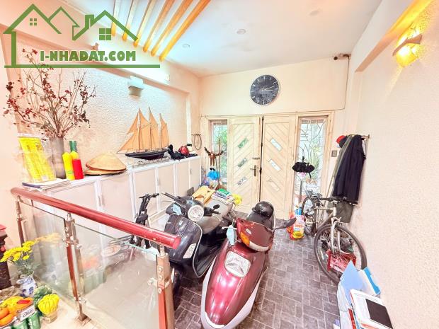 Phân lô Hoàng Cầu,2 thoáng,Ô tô tránh,sát Quận ủy,ở sướng,81m 5tầng,Giá 17.9 tỷ 0796193699