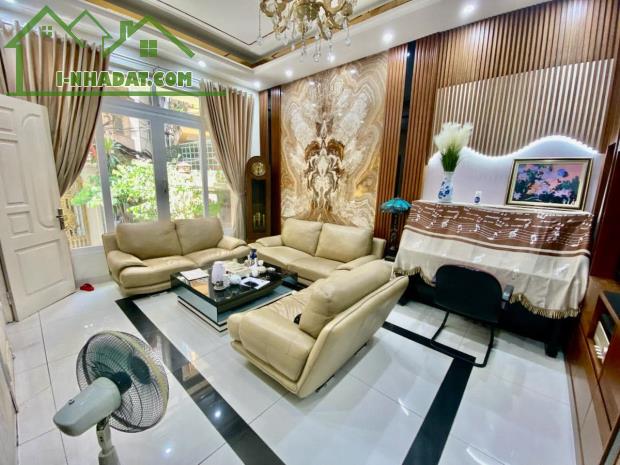 Bán nhà riêng phố Huỳnh Thúc Kháng, ô tô tránh, mặt tiền khủng, 86m, giá 22.7 tỷ - 1