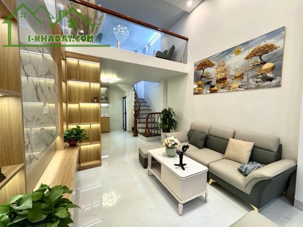 CHỦ CẦN  BÁN NHÀ TÔN ĐỨC THẮNG , 30M2xMT 3.5M, 5Tx 3 PN, Ở NGAY , FULL NỘI THẤT