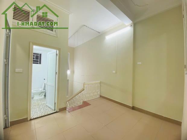 Cho thuê lô góc mặt phố Hoàng Ngân 3 tầng 125m2 có sân để ô tô, gần ngã tư kinh doanh đỉnh - 3