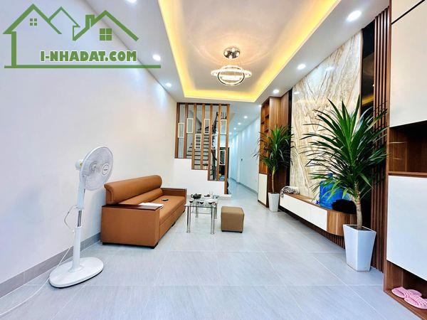 BÁN NHÀ GẦN HỒ BA MẪU – ĐỐNG ĐA, NGÕ RỘNG GẦN ĐƯỜNG Ô TÔ, NHÀ 5 TẦNG ĐẸP Ở NGAY.