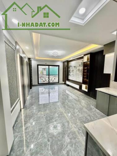 SIÊU RẺ - NGỌC THUỴ - 43,5m - GARA- THANG MÁY- GẦN Ô TÔ TRÁNH- CHỈ 9,3 TỶ - 2