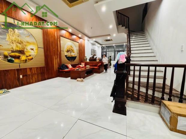 Bán nhà đẹp phố Lạc Long Quân 83m2 4tầng mặt tiền 5.6m 14.99 tỷ Tây Hồ