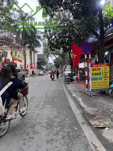 BÁN CCMN NGUYỄN HOÀNG – 8 TẦNG THANG MÁY – DÒNG TIỀN 2 TỶ/NĂM – FULL ĐỒ – Ô TÔ ĐỖ CỬA,