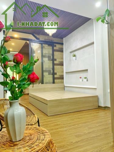 10 tỷ hơn, đường Nguyễn Văn Cừ, ngõ ô tô 7 chỗ,5 tầng, 60m2 đủ nội thất, thoáng trước sau - 2