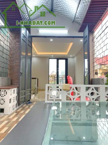 10 tỷ hơn, đường Nguyễn Văn Cừ, ngõ ô tô 7 chỗ,5 tầng, 60m2 đủ nội thất, thoáng trước sau