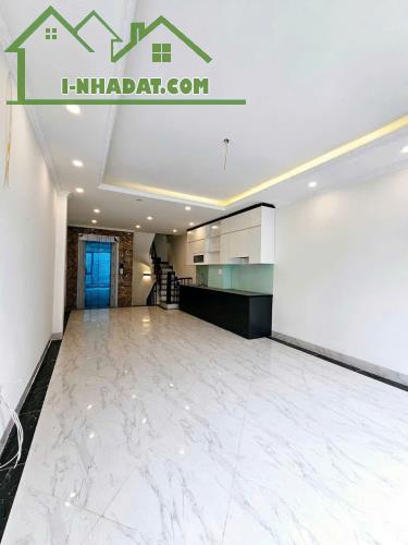 Bán gấp nhà phố Thạch Bàn, Ô Tô Thang Máy 45m2 mt42m2 giá 8.8 tỷ