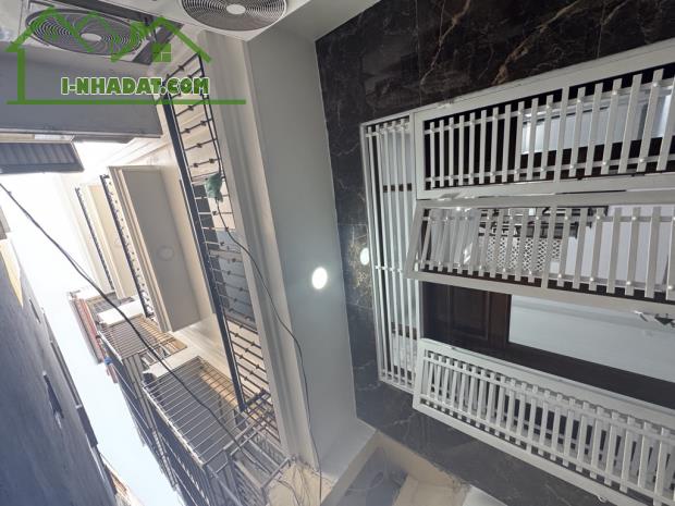 Dương Văn Bé 43m2 5 tầng 6 phòng lô góc , ngõ nông gần phố .Giá 7,5 tỷ