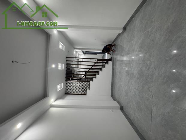 Dương Văn Bé 43m2 5 tầng 6 phòng lô góc , ngõ nông gần phố .Giá 7,5 tỷ - 2