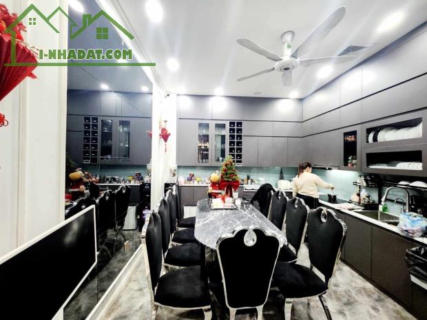 Ô Tô 4 Chỗ Đỗ Cửa – Nội Thất Cao Cấp - 2