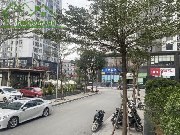 GẤP! Gđ cần bán nhà căn shophouse tòa Rose Town Ngọc Hồi HN, lô góc 70m2 5.6 tỷ