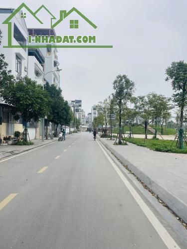 Bán Lô Đất 112m2 mt6m Nhỉnh 23 Tỷ Ngọc Thụy Long Biên, Vỉa Hè, Kinh Doanh