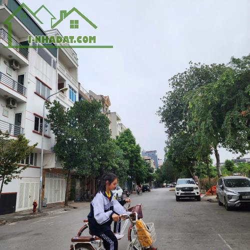 Bán nhà LK Khu đấu Giá mậu Lương 60m*5T gara ô tô kinh doanh tố. Lh 0975100988.