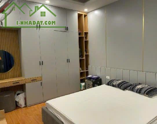 60m2,  ngõ rộng, đường ô tô, nhà đẹp, giá 10 tỷ. Lh: 0987501656