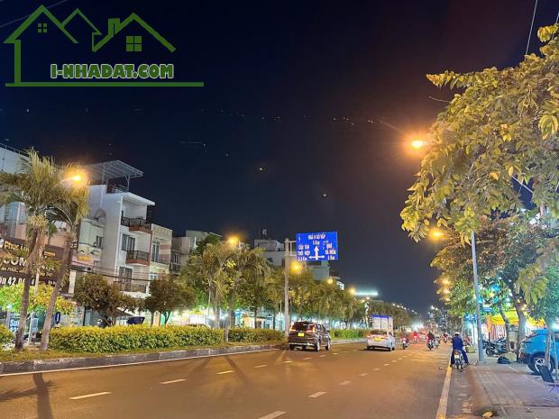 Bán nhà mặt tiền đường 40M Tô Ký Q12 ngang 5.3m 4 lầu 170m2 KD đa ngành sầm uất 23 tỷ.