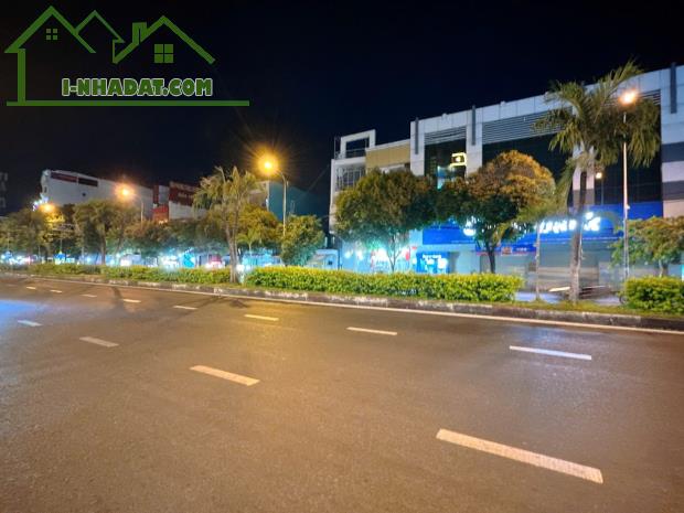 Bán nhà mặt tiền đường 40M Tô Ký Q12 ngang 5.3m 4 lầu 170m2 KD đa ngành sầm uất 23 tỷ. - 1