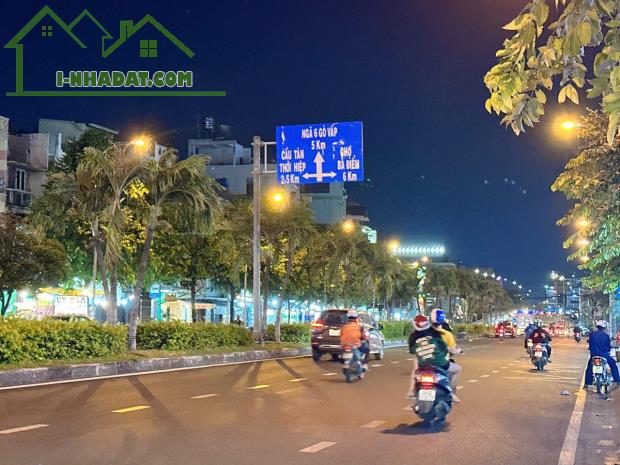 Bán nhà mặt tiền đường 40M Tô Ký Q12 ngang 5.3m 4 lầu 170m2 KD đa ngành sầm uất 23 tỷ. - 3