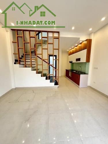 Nhà Phố Ngọc Thụy - 5 Tầng Gần Công Viên - Thoáng Trước Mát Sau -  Gía Hơn Sáu Tỷ
