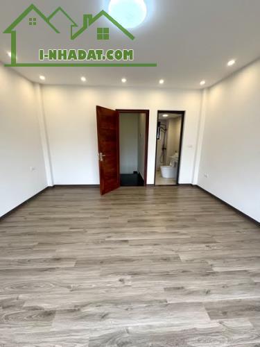 Nhà Phố Ngọc Thụy - 5 Tầng Gần Công Viên - Thoáng Trước Mát Sau -  Gía Hơn Sáu Tỷ - 3