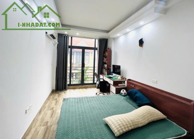 Bán nhà Tư Đình,Long Biên 5 tầng,45m oto vào nhà,gần chợ nhỉnh 8 tỷ