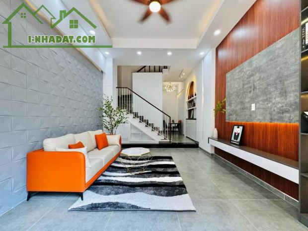 Xoay vốn bán gấp nhà hẻm xe hơi 5m đường Hoàng diệu Phường 13 Quận 4 . Giá 3tỷ690