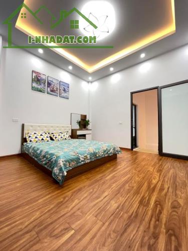 BÁN NHÀ NGUYỄN CHÍ THANH, GẦN PHỐ, 5 TẦNG Ô TÔ ĐỖ CỬA, NHỈNH 1x TỶ - 2