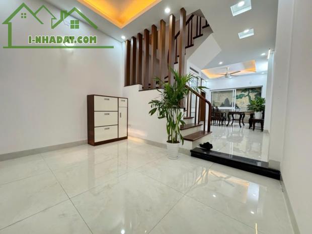 Bán nhà khu Lê Trọng Tấn, Thanh Xuân. 42m2, 5T ô tô đỗ cửa, 10m ra mặt phố ô tô tránh