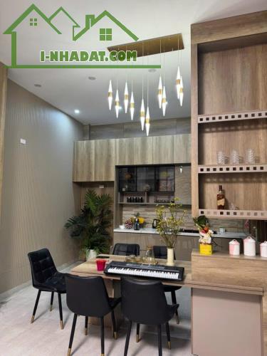 🔥 SIÊU PHẨM NGUYỄN VĂN CỪ – 51M² – 5 TẦNG – OTO ĐỖ CỬA – 6 NGỦ!