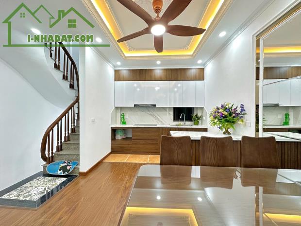 Nhà Đẹp Cầu Giấy - 6 tầng - Sát Ô tô - Full Nội Thất - Giá Chỉ 7.9 tỷ! - 3