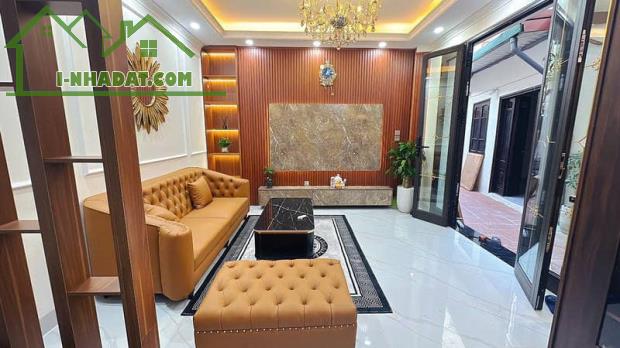BÁN NHÀ PHỐ BÁT KHỐI XÂY MỚI - 5 TẦNG FULL NỘI THẤT - VỊ TRÍ SIÊU ĐẸP - CÁCH OTO 20M