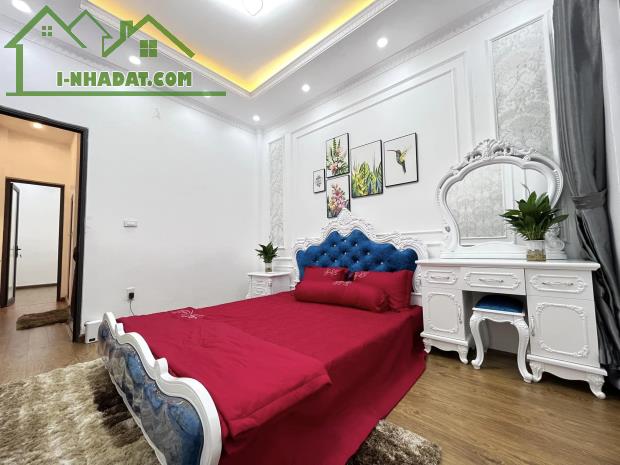 Bán nhà Phố Trạm 5 Tầng lô góc, DT 40 m2, 5PN 3WC 7 tỷ