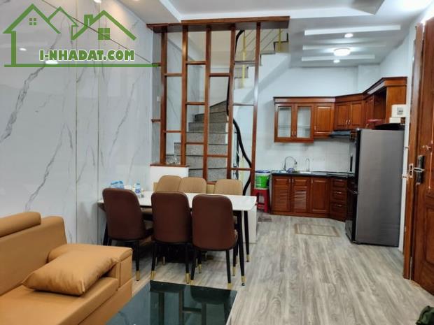 Bán nhà Bồ Đề Long Biên 30m 5T MT7m giá 6,7 tỷ ô tô đỗ cổng