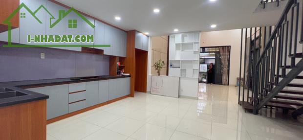 BÁN NHÀ ĐẸP MẶT TIỀN NGANG 7M, NGÃ 4 THỦ ĐỨC  – OTO VÀO NHÀ – DIỆN TÍCH KHỦNG 135M2
