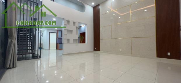 BÁN NHÀ ĐẸP MẶT TIỀN NGANG 7M, NGÃ 4 THỦ ĐỨC  – OTO VÀO NHÀ – DIỆN TÍCH KHỦNG 135M2 - 3
