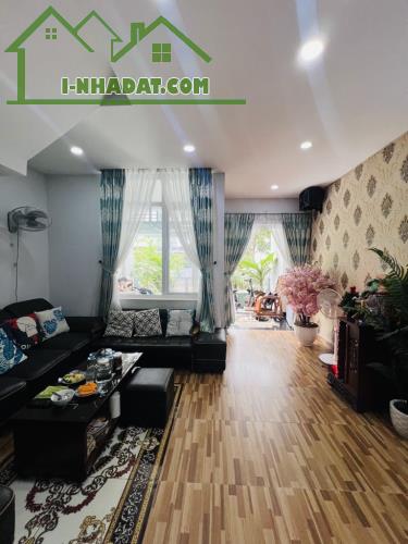 🏩quá rẻ để mua ở kế eaon bình tân 3tầng 5.3*17m thiết kế chuẩn chỉ 5x.tỉ đường 8m thông t