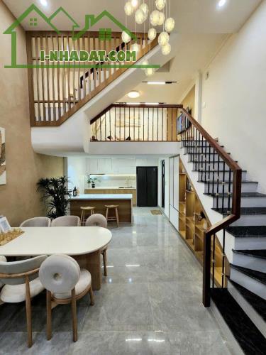 CÔNG CHÚA THỨC GIẤC - LÔ GÓC HOA HẬU - Ở NGAY - SÁT PHỐ TƯƠNG LAI!
