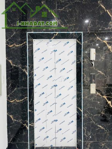DÂN XÂY CHẮC CHẮN - 6 TẦNG THANG MÁY - Ở NGAY - 6 NGỦ - CÁCH Ô TÔ 5M - GIÁ 9.x tỷ - 3