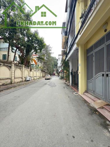 Trung tâm Ba Đình 65m2 x 4 tầng - Sân để xe ô tô - 3 thoáng.