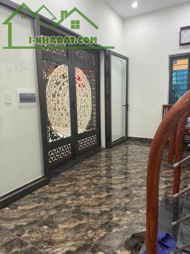 Nhà Ba Đình mặt tiền đẹp 6M x 40m2 - Cách mặt phố vài bước chân - Ngõ thoáng sáng.