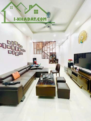 Bán nhà đẹp 50m2 4tầng mặt tiền 4m 8.8 Tỷ ôtô đỗ cổng phố Lạc Long Quân gần Hồ Tây