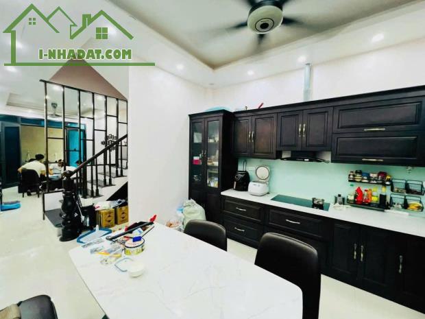 Bán nhà đẹp 50m2 4tầng mặt tiền 4m 8.8 Tỷ ôtô đỗ cổng phố Lạc Long Quân gần Hồ Tây - 1